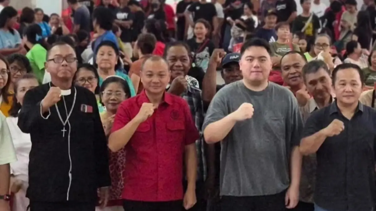 Anggota DPR-RI Rio Dondokambey didampingi  Sekretaris DPD PDIP Sulut Reza Rumambi bersama masyarakat GPI Manado, Sabtu (19/9).