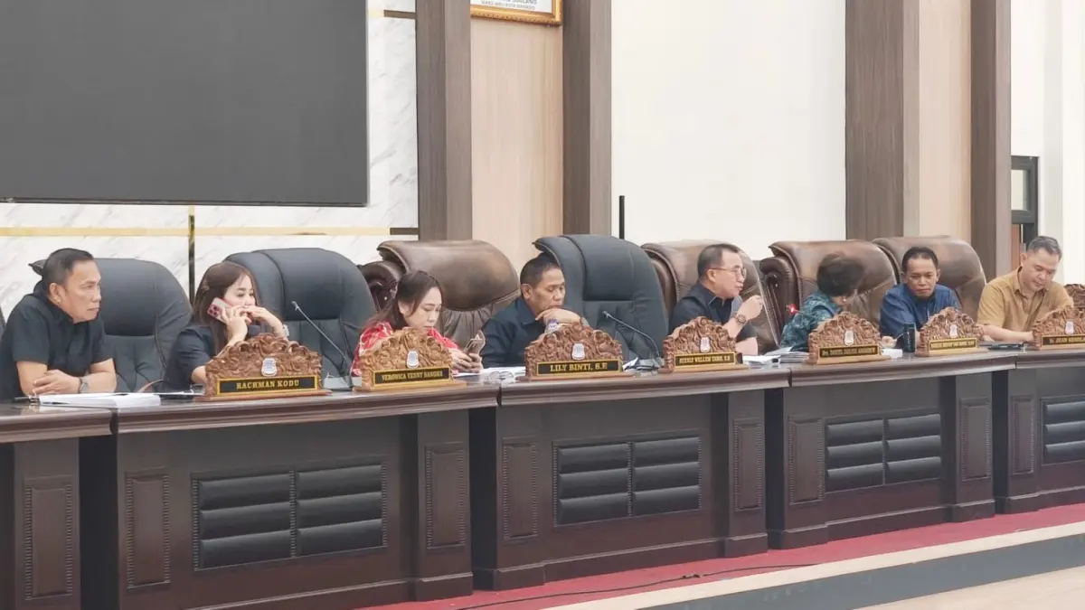 GENJOT: Rapat Pansus DPRD Manado pembahas Ranperda tentang PSU di ruang paripurna, Senin (21/9) bersama instansi pemerintah dan pihak pengembang perumahan