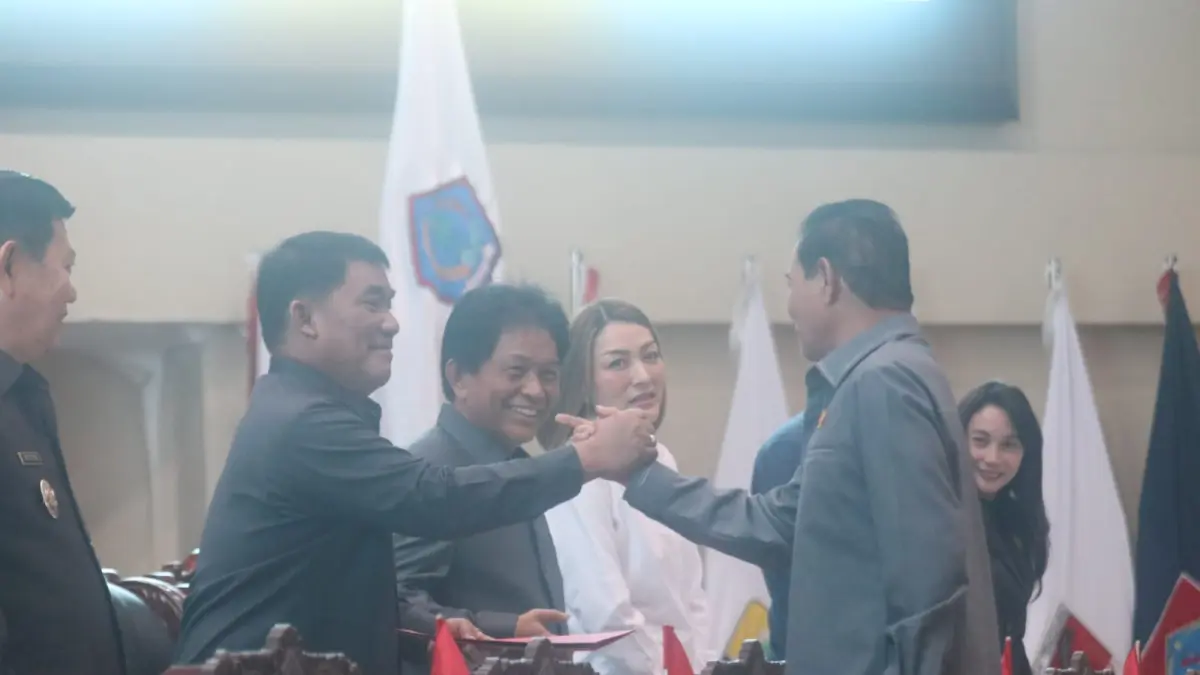 Gubernur Yulius Selvanus menerima seluruh catatan yang disampaikan fraksi-fraksi di DPRD Sulut terkait RAPBD 2027, Senin (21/9).