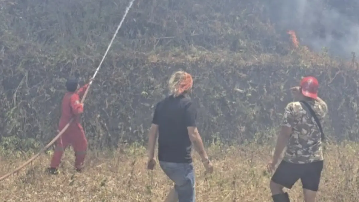 Peduli-Terlihat Aktivis Minut William Luntungan(Kaos Hitam) saat membantu memadamkan api di gunung Klabat.