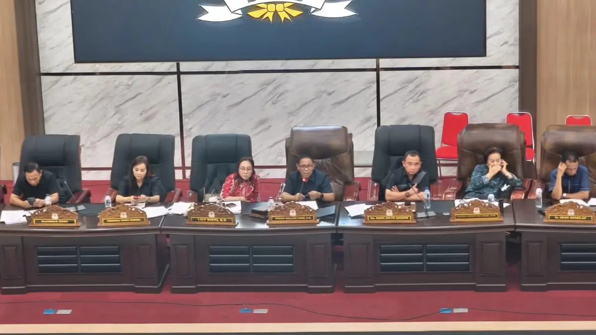 TEGAS: Pansus DPRD Manado saat melakukan rapat pembahasan terkait Ranperda PSU bersama instansi dan stakeholder terkait, Senin (21/9) di ruang paripurna