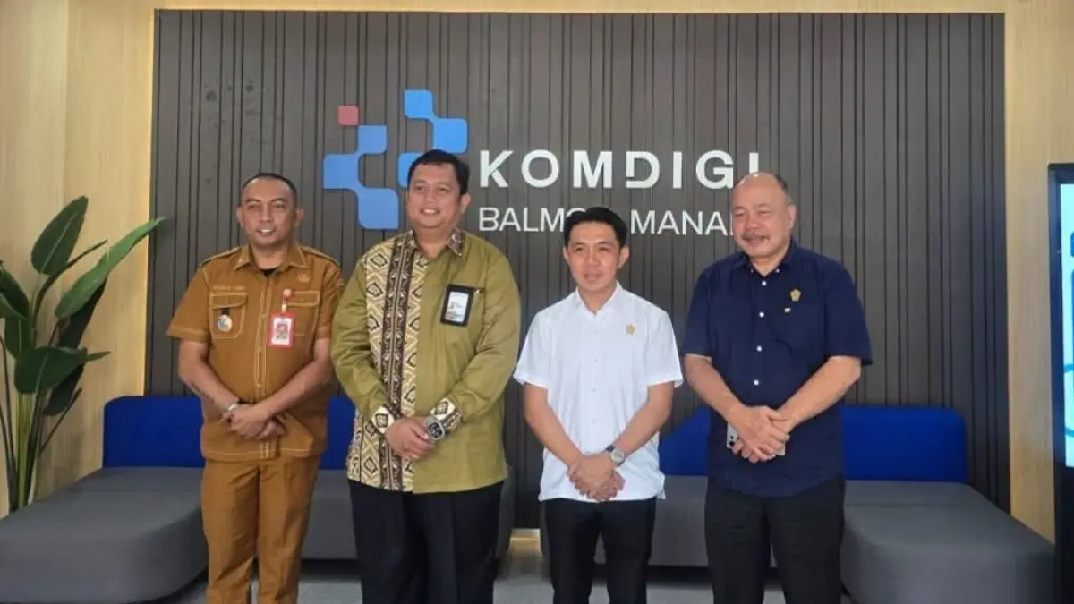 Kepala Dinas Kominfo Sangihe Ronald Lumiu (Kiri) bersama Pimpinan DPRD Sangihe, Risald Paulus Makagansa dan Marvein Hontong saat mengunjungi Kantor Balai Monitor Spektrum Frekuensi Radio dan Infrastruktur Digital (Balmon) Kelas I Manado,  Pineleng, Minahasa, Selasa (22/9/26).