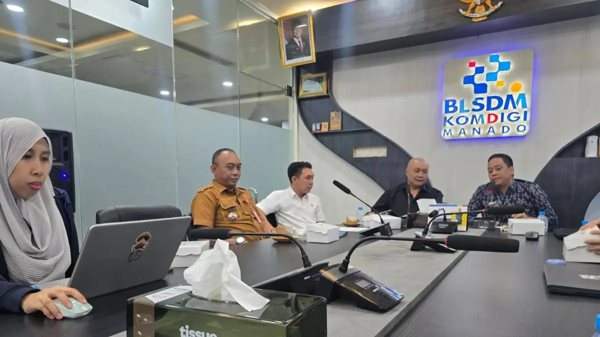 Kunjungan Kadis Kominfo Sangihe Ronald Lumiu dan pimpinan DPRD di Kantor BLSDM Komdigi Manado, Selasa (22/9/26).