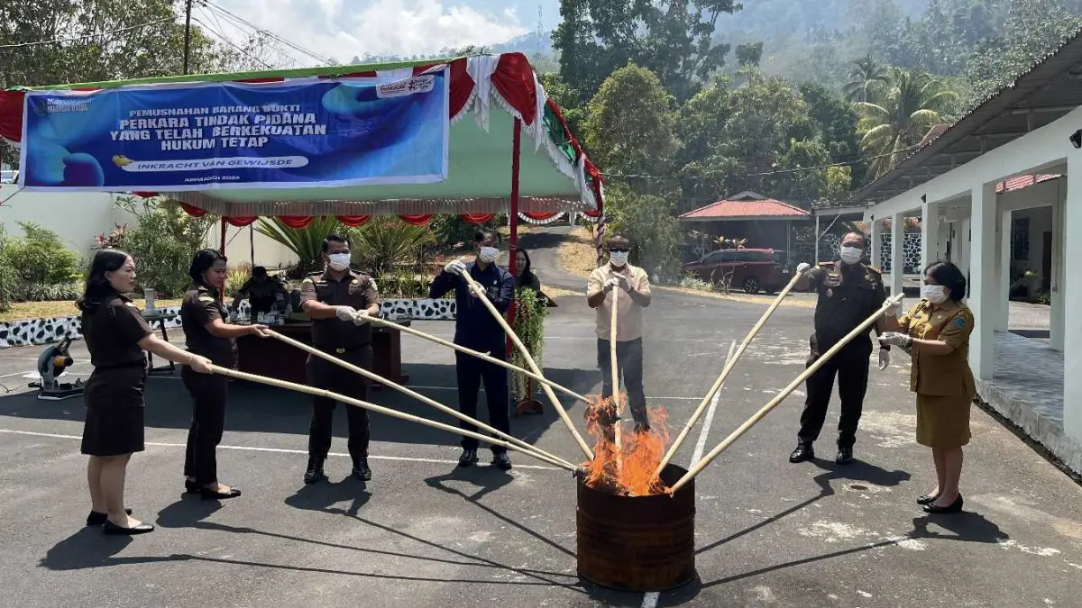 Musnakan-Personil Kajari Minut bersama instansi terkait saat melakukan pemusnahan barang bukti di halaman Kantor Kejaksaan Negeri Minut.