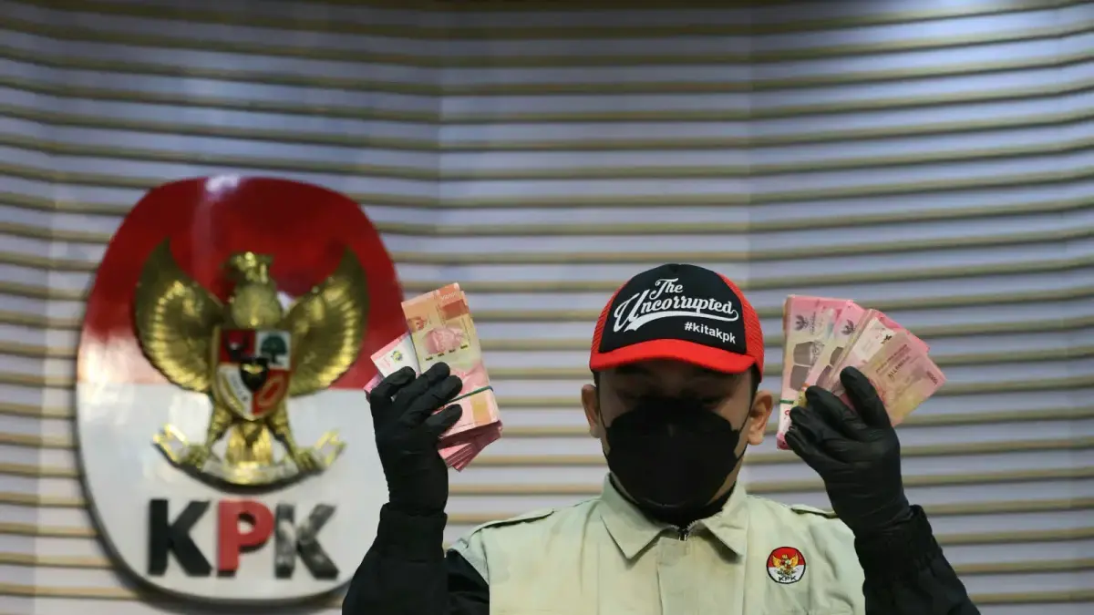 Barang bukti terkait OTT Bupati Bolang Mongondow Utara saat konferensi Pers di Gedung Merah Putih KPK, Jakarta, Selasa (22/9/2026). (Dery Ridwansah/ JawaPos.com)