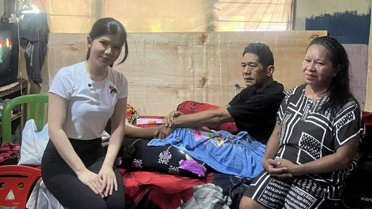 PEDULI: Anggota DPRD Manado, Monica Tambajong bertemu dengan warga Wanea, Rabu (23/9) yang menjalani pemulihan akibat kecelakaan