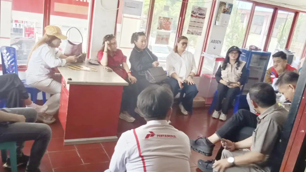 PERTANYAKAN: Komisi 2 DPRD Manado bersama pihak pertamina dan Polresta saat melakukan sidak di SPBU Wanea, Rabu (23/9)