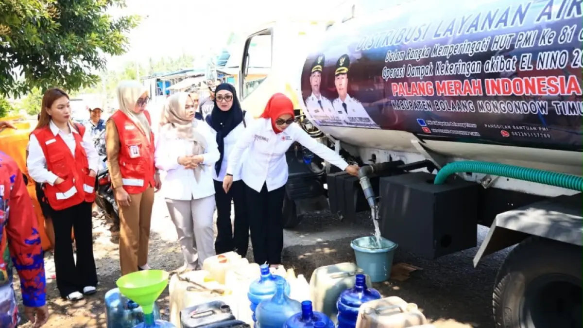 PMI Boltim menyalurkan bantuan air bersih kepada warga Desa Dodap dalam rangka HUT ke-81 sebagai bentuk kepedulian dan pelayanan kemanusiaan.
