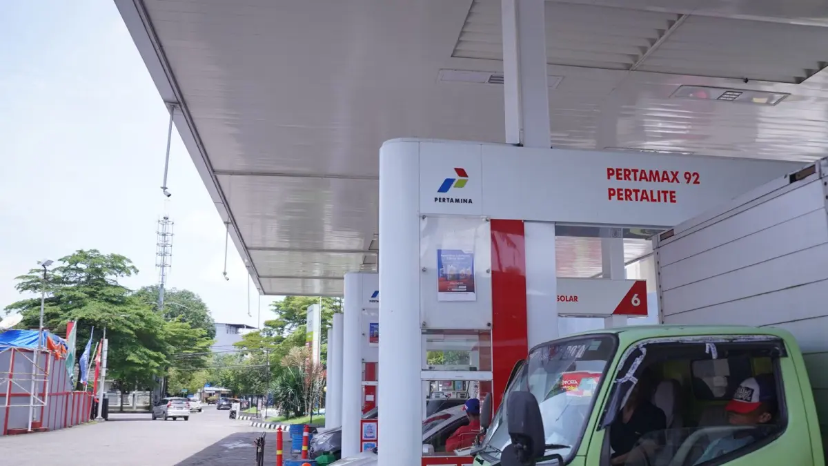 Proses pengisian BBM di SPBU yang sudah mulai berangsur normal.