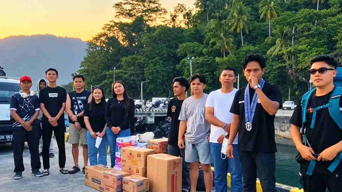 Rombongan relawan aliansi organisasi kemahasiswaan IAKN saat tiba di pelabuhan Nusantara Tahuna, Sangihe, Sabtu (19/9/26).