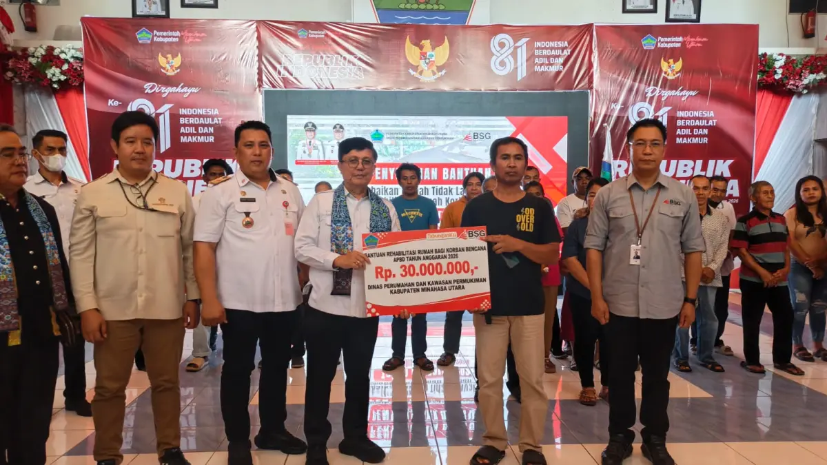 Salurkan Bantuan- Sekretaris daerah Minut Novly Wowiling saat memberikan bantuan secara simbolis kepada penerima di Atrium Kantor Bupati Minahasa Utara.
