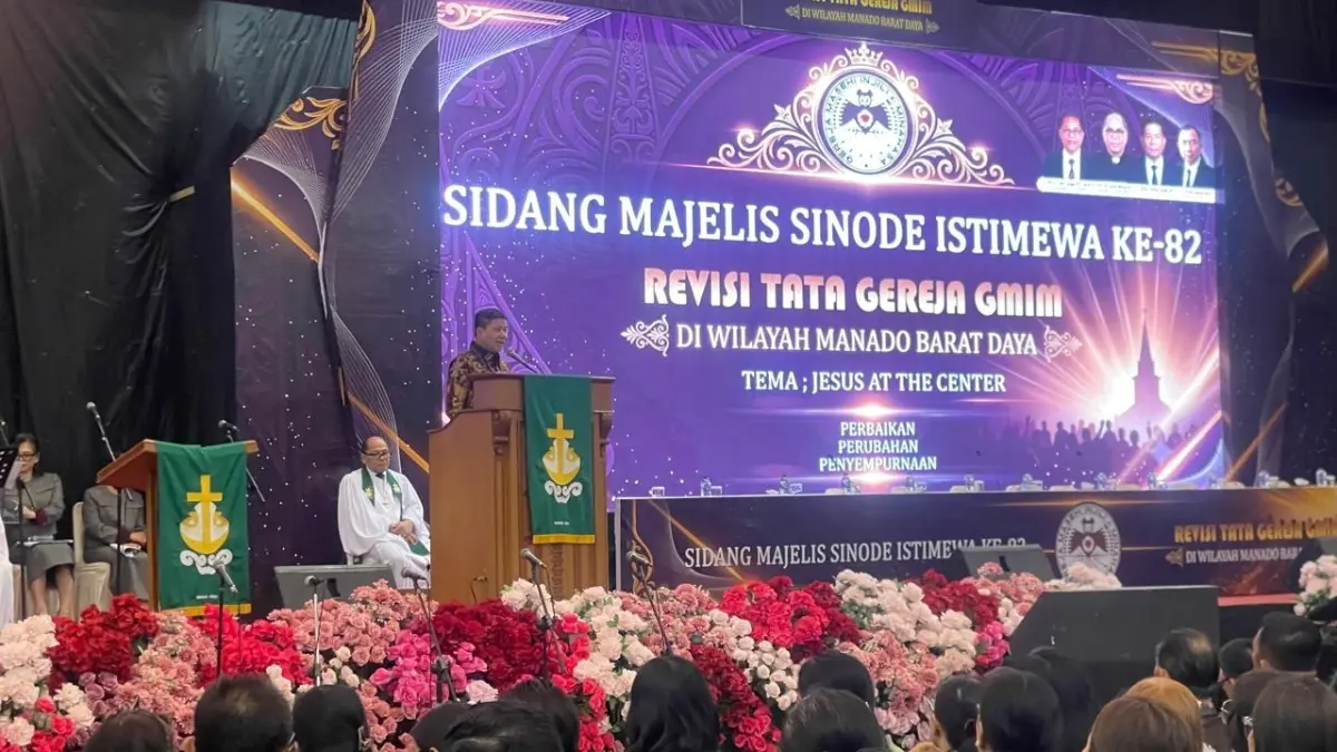 Ketua Panitia Recky Langie saat menyampaikan sambutan dan laporan sebagai Ketua Panitia dalam ibadah pembukaan SMSI ke-82 GMIM, Kamis 24 September 2026 di MCC