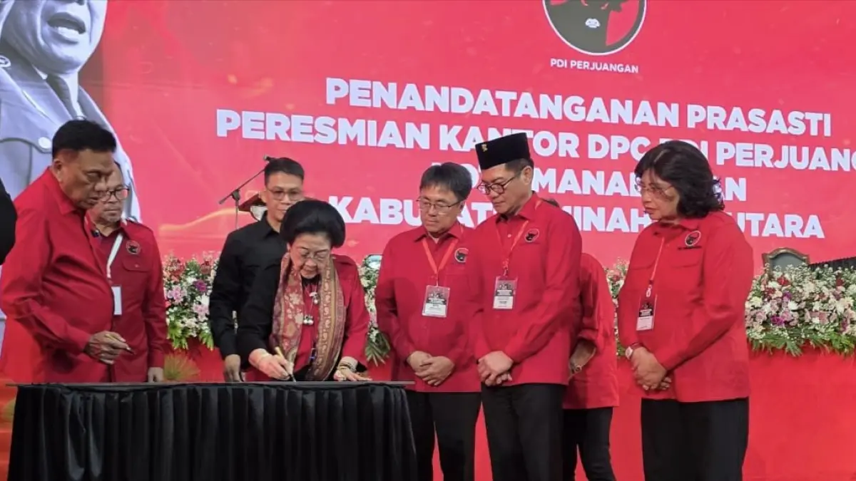 Resmi-Ketua Umum PDI Perjuangan Megawati Soekarnoputri secara langsung menandatangani prasasti Kantor DPC PDI Perjuangan Kabupaten Minahasa Utara didampingi Ketua DPD Olly Dondokambey yang disaksikan secara langsung Ketua DPC PDIP Minut Joune Ganda Dan Bendahara DPC PDIP Minut Vonny Rumimpunu.