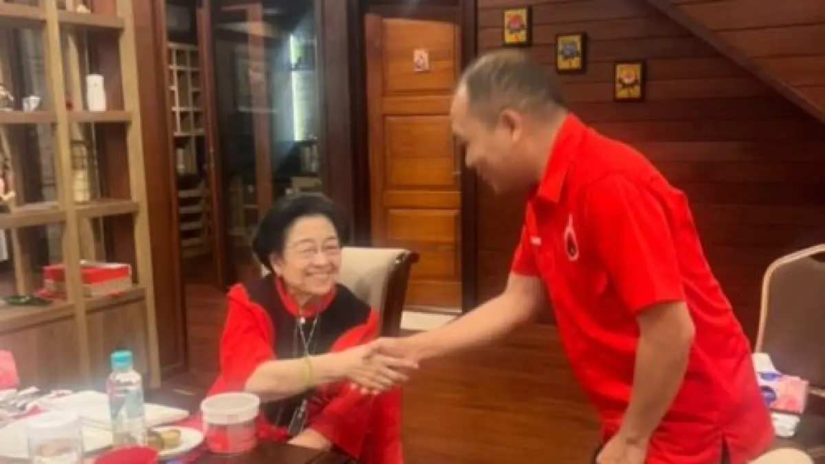 Anggota Fraksi PDI Perjuangan DPRD Sulut Remly Kandoli saat menyambut kedatangan Megawati.