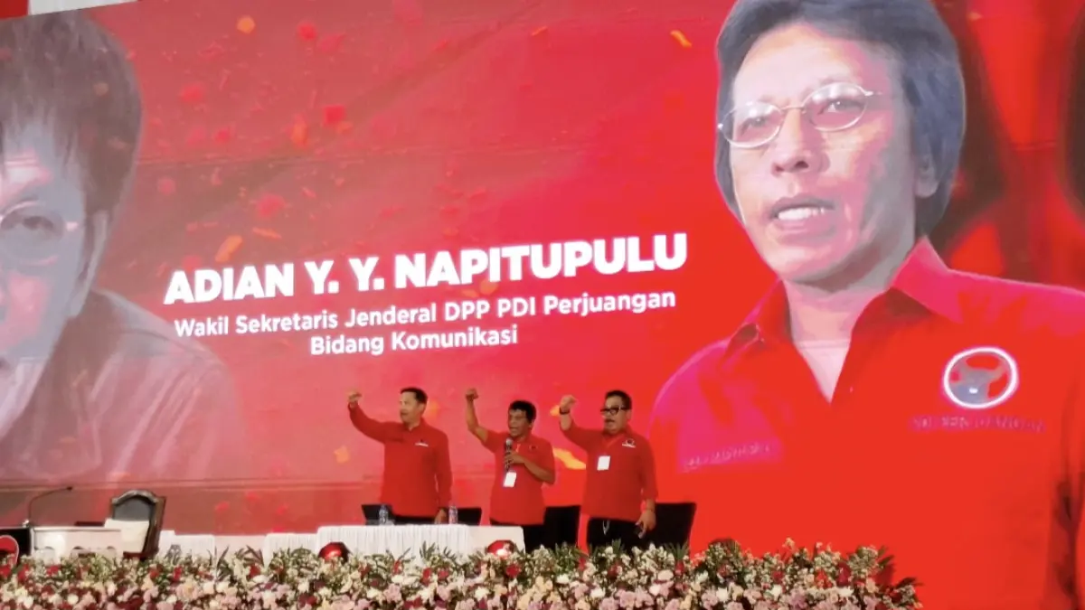 BAKAR SEMANGAT: Adian Napitupul (tengah) saat membakar kader PDI Perjuangan se -Sulut di Gedung Wale Ne Tou Tondano, Jumat (25/9/2026) siang ini.