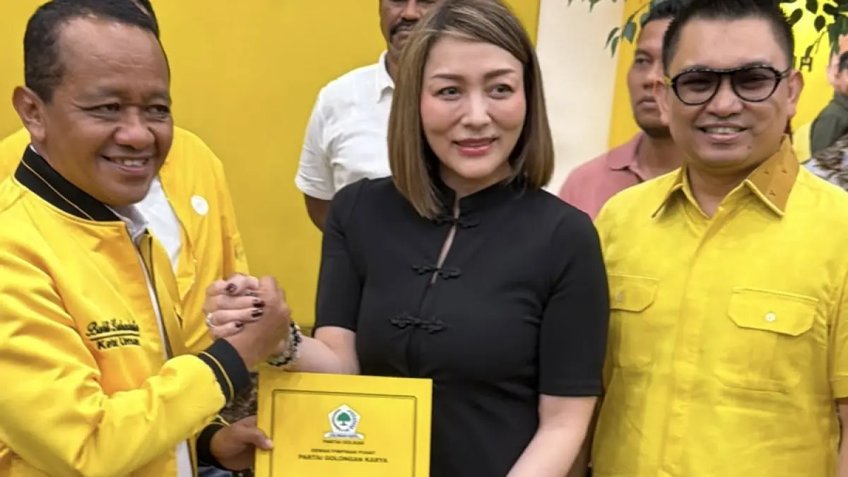 Michaela Paruntu menerima SK kepengurusan Golkar Sulut dari Bahlil Lahadalia didampingi Sekretaris Aditya Moha.