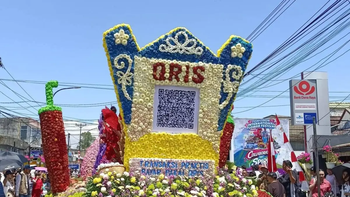 Tampak belakang Float milik Kantor Perwakilan BI Sulut yang menghadirkan miniatur barcode QRIS dengan pesan Transaksi Praktis Bayar Pakai QRIS.