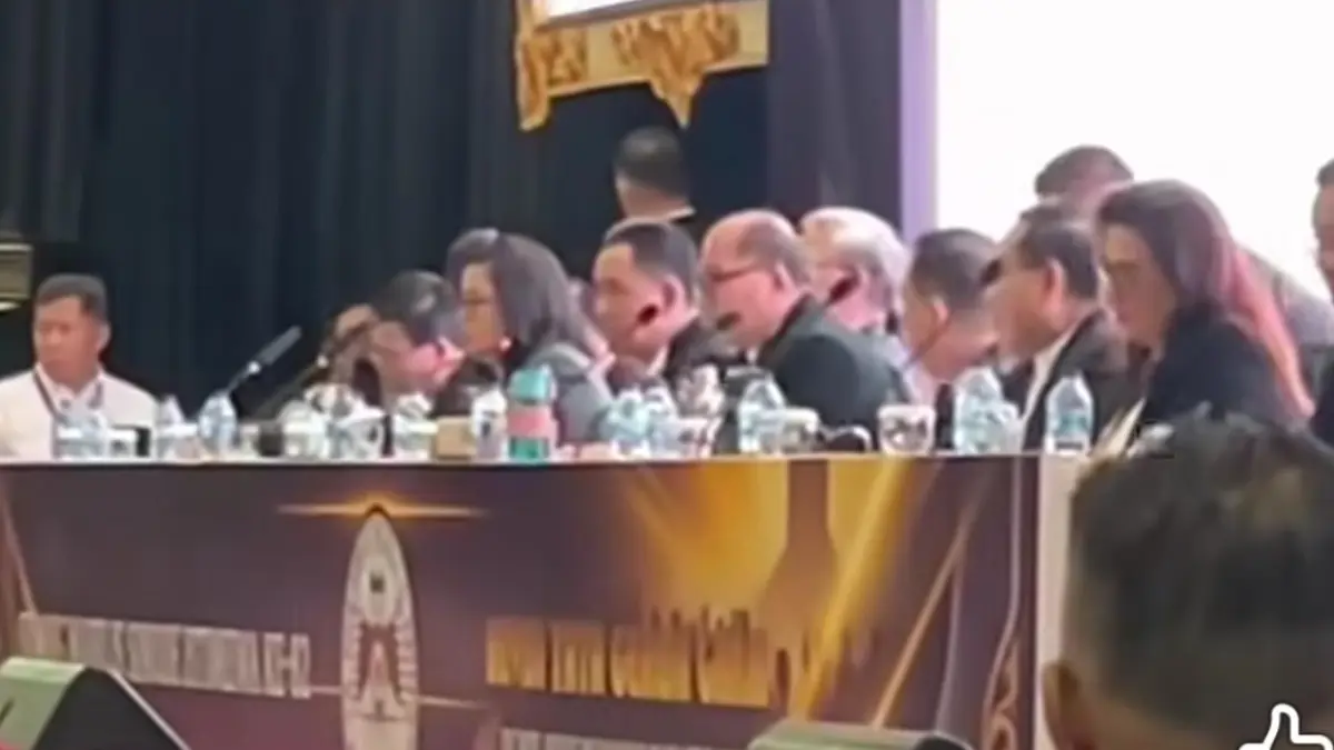 Pleno penetapan revisi Tata Gereja GMIM 2021 yang dipimpin Ketua BPMS Pdt Dr Adolf Wenas didampingi BPMS lainnya, Jumat (25/9) di MCC.