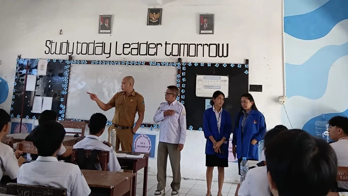 Tim PKM FMIPAK Unima melatih guru, siswa, dan pengelola kantin SMA Negeri 1 Langowan.