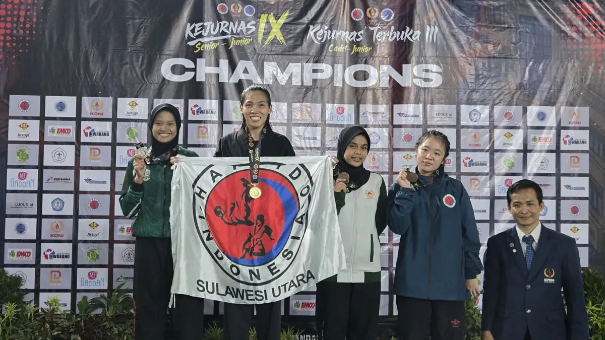 Jenifer (Ke dua dari kiri) berdiri sebagai juara nomor Daeryun atau Bertarung Senior Putri Under 63 kilogram pada Kejuaraan Nasional Hapkido Indonesia IX Tahun 2026.
