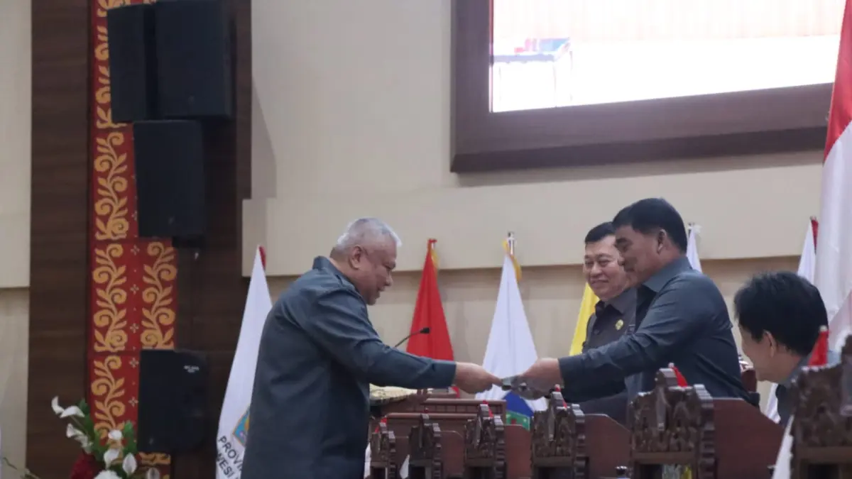 Rapat paripurna menyepakati Perubahan Anggaran Pendapatan dan Belanja Daerah (APBD) Tahun Anggaran 2026 di Gedung DPRD Sulut, Senin (21/9/2026).
