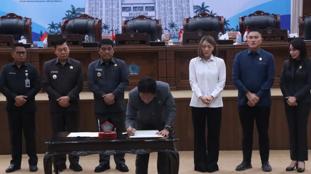 Rapat paripurna menyepakati Perubahan Anggaran Pendapatan dan Belanja Daerah (APBD) Tahun Anggaran 2026 di Gedung DPRD Sulut, Senin (21/9/2026).
