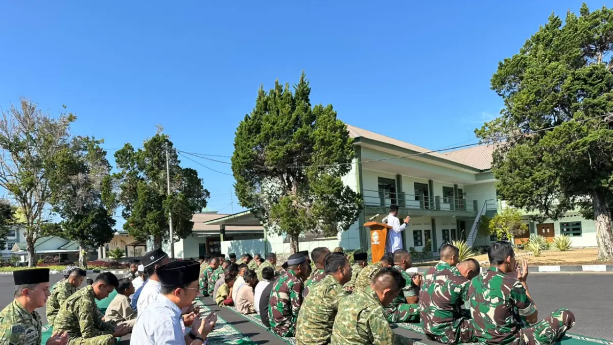 Mewakili Manajemen PLN UIP3B Sulawesi, Manager PLN UP2B Sistem Minahasa, Yuana Putra Adianto (kedua dari kiri), mengikuti doa bersama dalam pelaksanaan Salat Istisqa bersama jajaran TNI Rindam XIII/Merdeka dan masyarakat. Kegiatan ini menjadi bagian dari upaya mempererat hubungan dengan para pemangku kepentingan sekaligus memperkuat ikhtiar bersama dalam menjaga keandalan sistem kelistrikan Sulawesi Utara dan Gorontalo.
