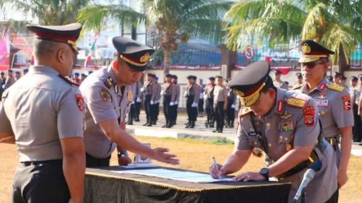 Kapolda Sulawesi Utara Irjen Pol Yudo Hermanto, S.I.K., M.M. memimpin upacara serah terima jabatan (sertijab) Wakapolda Sulut dari Irjen Pol Awi Setiyono, S.I.K., M.Hum kepada Brigjen Pol Dr. Susetio Cahyadi, S.I.K., M.M., M.H., CFrA., CSA, di Lapangan Presisi Mapolda Sulut, Senin (28/9/2026).
