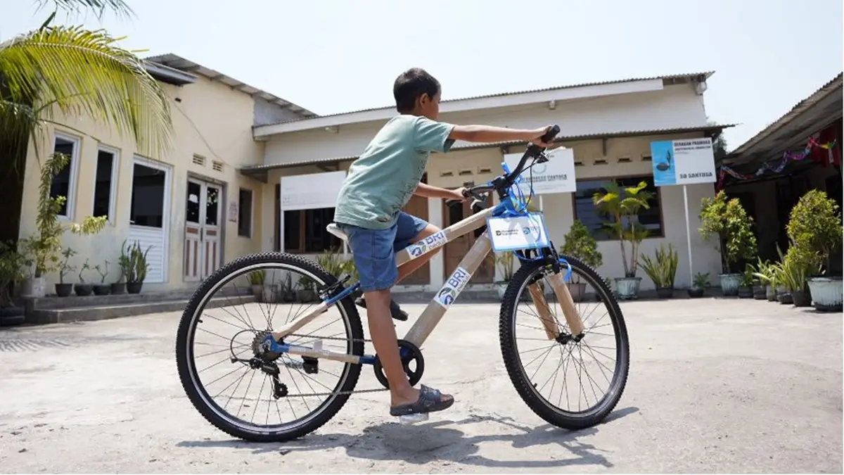 BRI Peduli Dukung Semangat Belajar Mahesa, Siswa SD yang Setiap Hari Melintasi Kawasan Rob