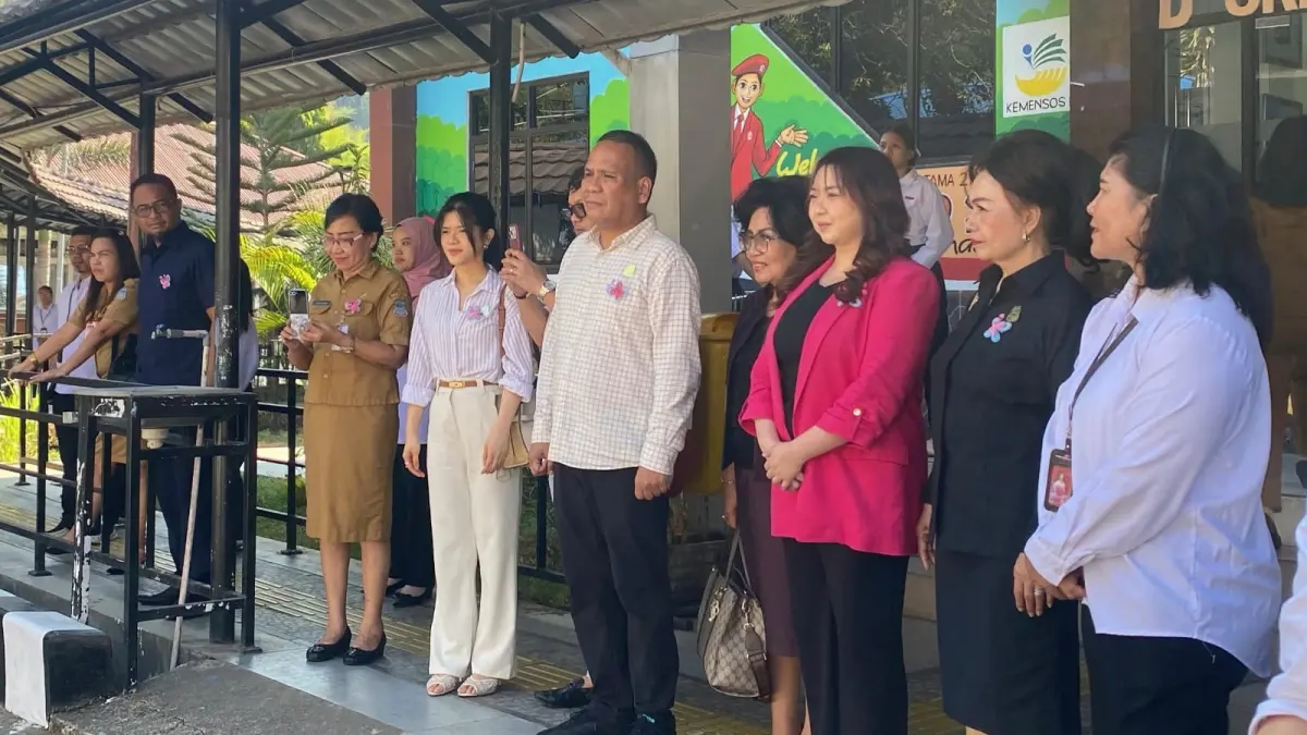 TINJAU: Komisi IV DPRD Manado saat mengunjungi Sekolah Rakyat Menengah Pertama (SRMP) 21, Senin (28/9)