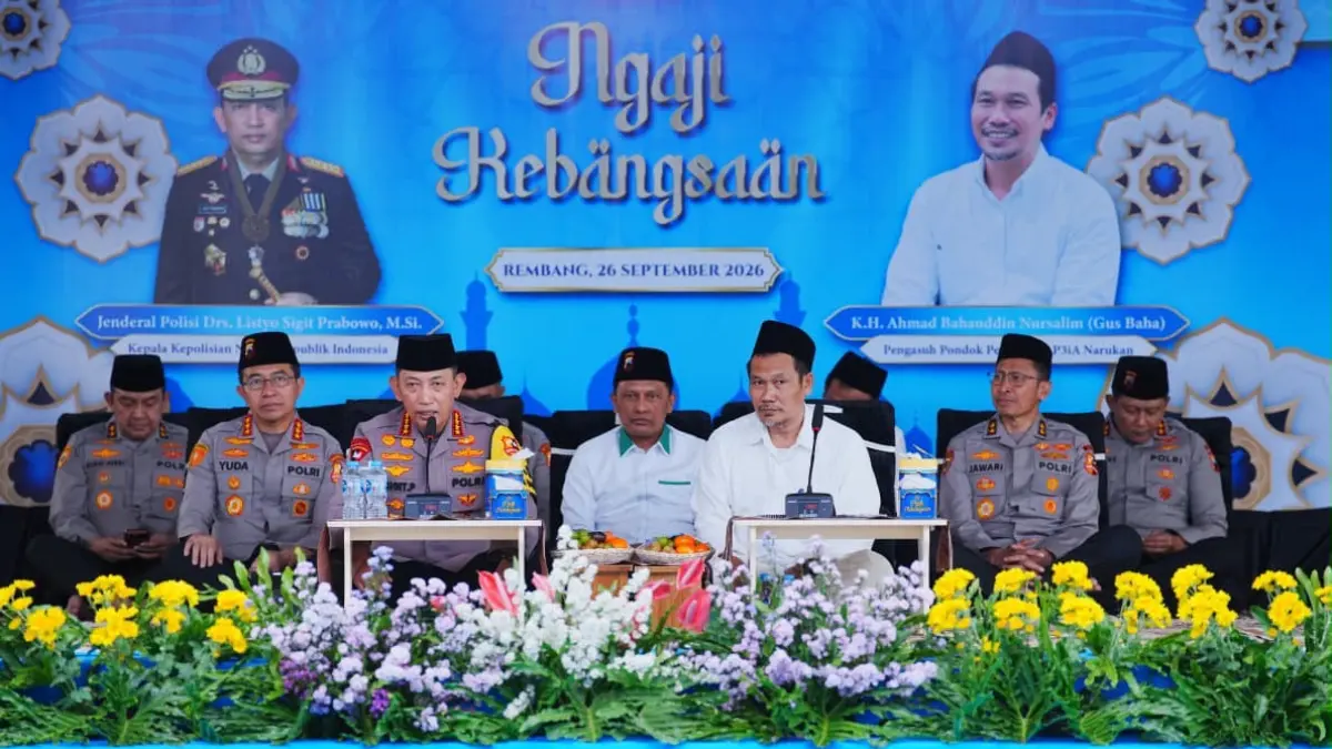 Kapolri Jenderal Polisi Drs. Listyo Sigit Prabowo, M.Si., memohon doa dan bimbingan para ulama bagi seluruh personel Polri yang menjalankan tugas memberikan pelayanan, perlindungan, dan pengayoman kepada masyarakat. Hal tersebut disampaikan Kapolri dalam Ngaji Kebangsaan bersama KH Ahmad Bahauddin Nursalim atau Gus Baha di Rembang, Jawa Tengah.