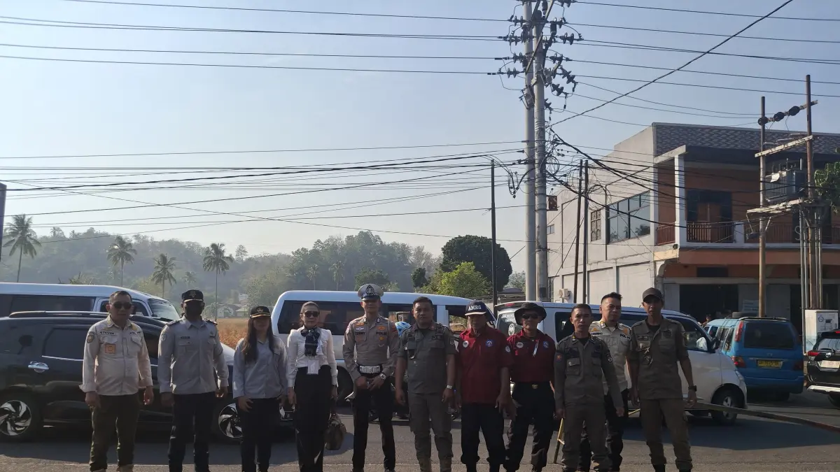 FOTO BERSAMA: Petugas pengamanan berfoto saat mengurai kemacetan dalam acara HUT GMIM Bersinode ke 92 di Minsel