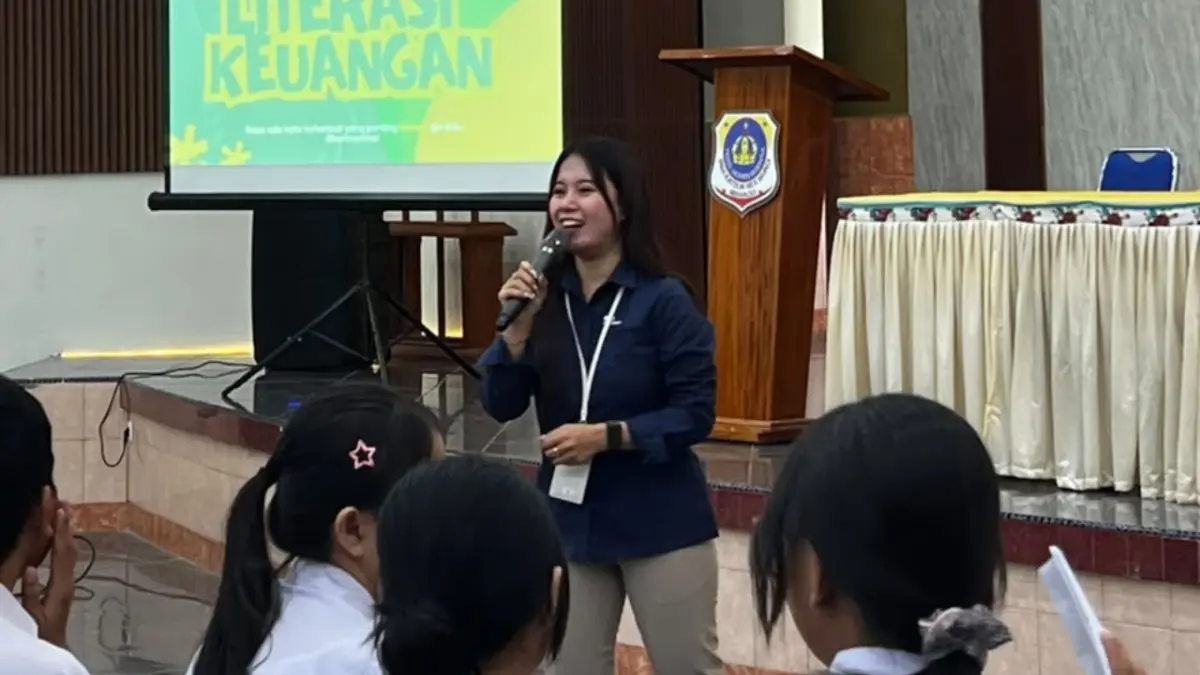 Lidya, Vino, dan tim Pegadaian, yang memperkenalkan kepada siswa mengenai konsep Tabungan Emas