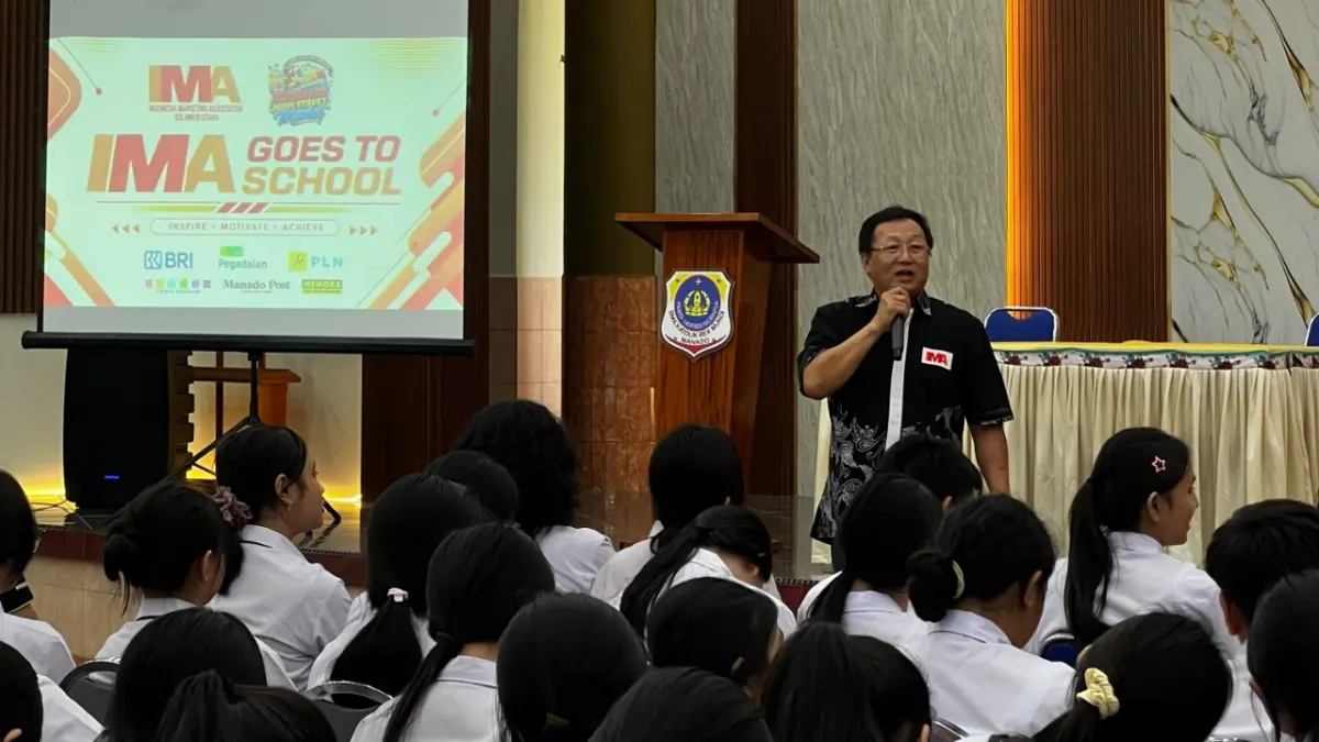 Pemateri dari IMA senior Alex Chang saat membawakan materi