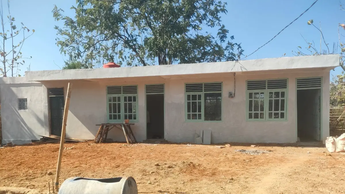 Bangunan ruang belajar Pondok Pesantren Modern Tahfidzul Qur’an Yatim Dhuafa Al Alaq yang tengah dalam tahap penyempurnaan. Melalui bantuan YBM PLN UIP3B Sulawesi, penyelesaian sarana dan prasarana belajar diharapkan dapat mendukung para santri dalam menuntut ilmu dan menghafal Al-Qur’an.