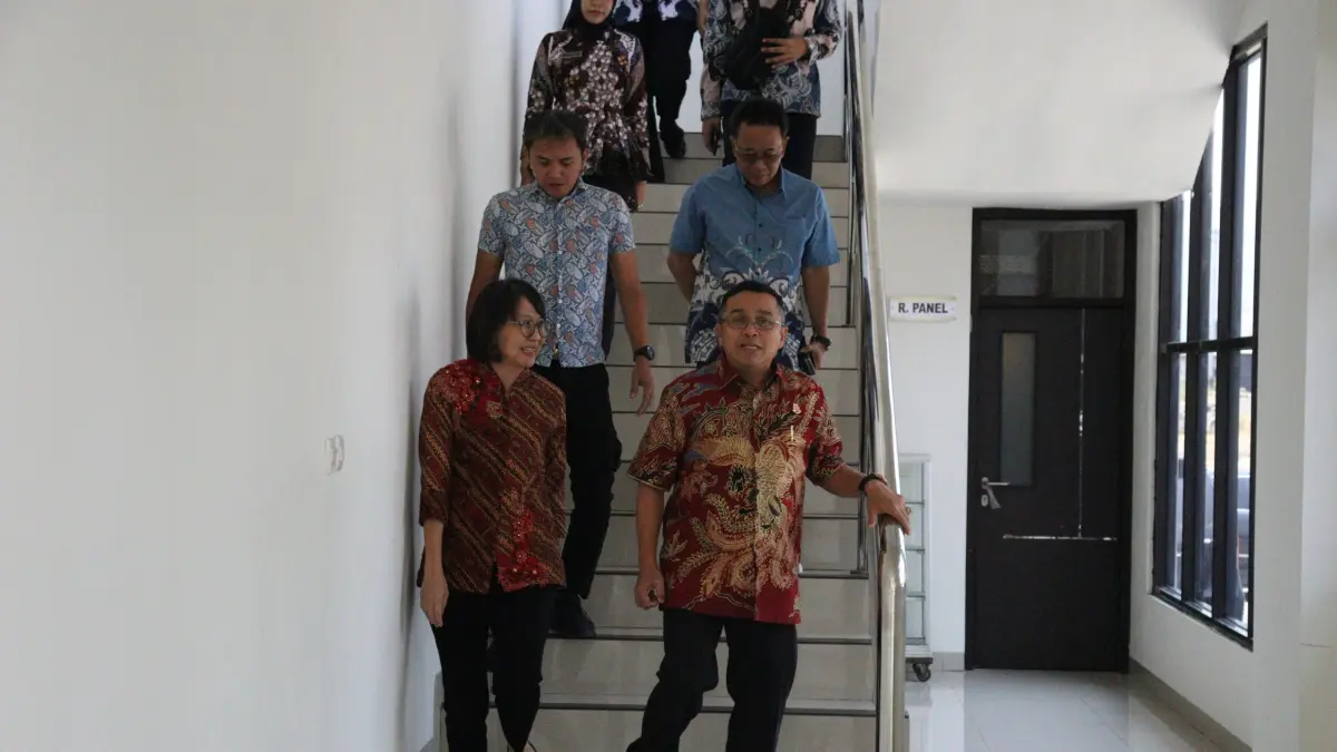 Pelaksana Tugas (Plt) Kepala Kejaksaan Tinggi Sulawesi Utara, Dr. H. Ferrytass, S.H., M.Hum., M.Si., Dt. Toembidjo, menyempatkan waktu melakukan kunjungan kerja perdana ke Kantor Kejaksaan Negeri Manado, Jumat (2/10/2026), disambut langsung Kepala Kejaksaan Negeri Manado, Fanny Widyastuti, S.H., M.H.