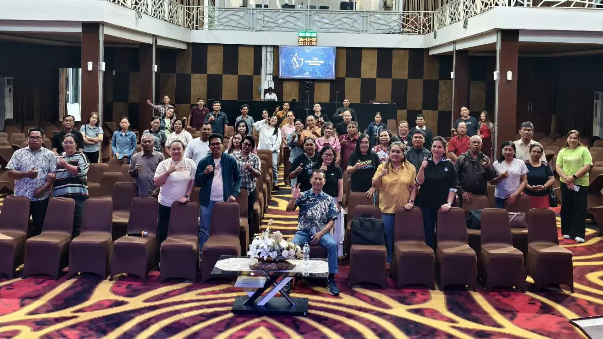 Ps Jarot Wijanarko saat foto bersama usai seminar di YHS Lembah pujian Manado