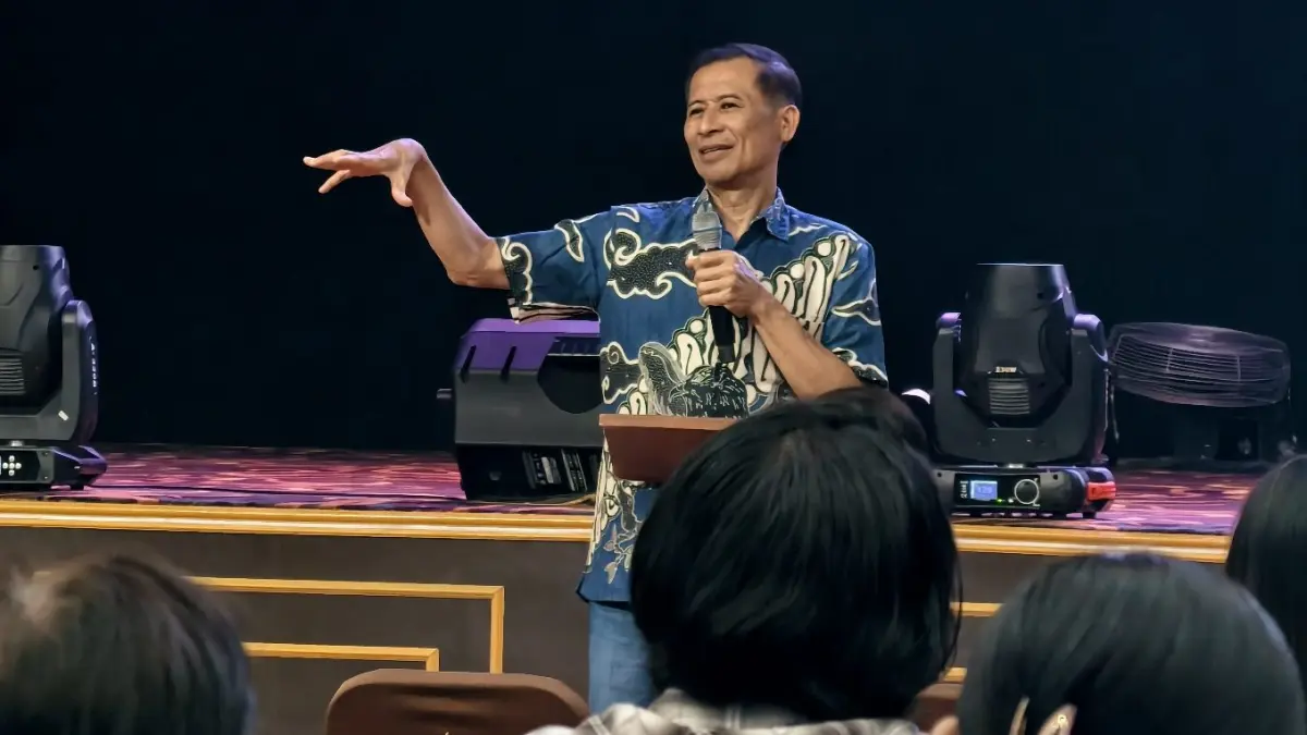 Ps Jarot Wijanarko saat memaparkan materi seminar di Gereja YHS Lembah Pujian Manado, Jumat (2/10/2026).