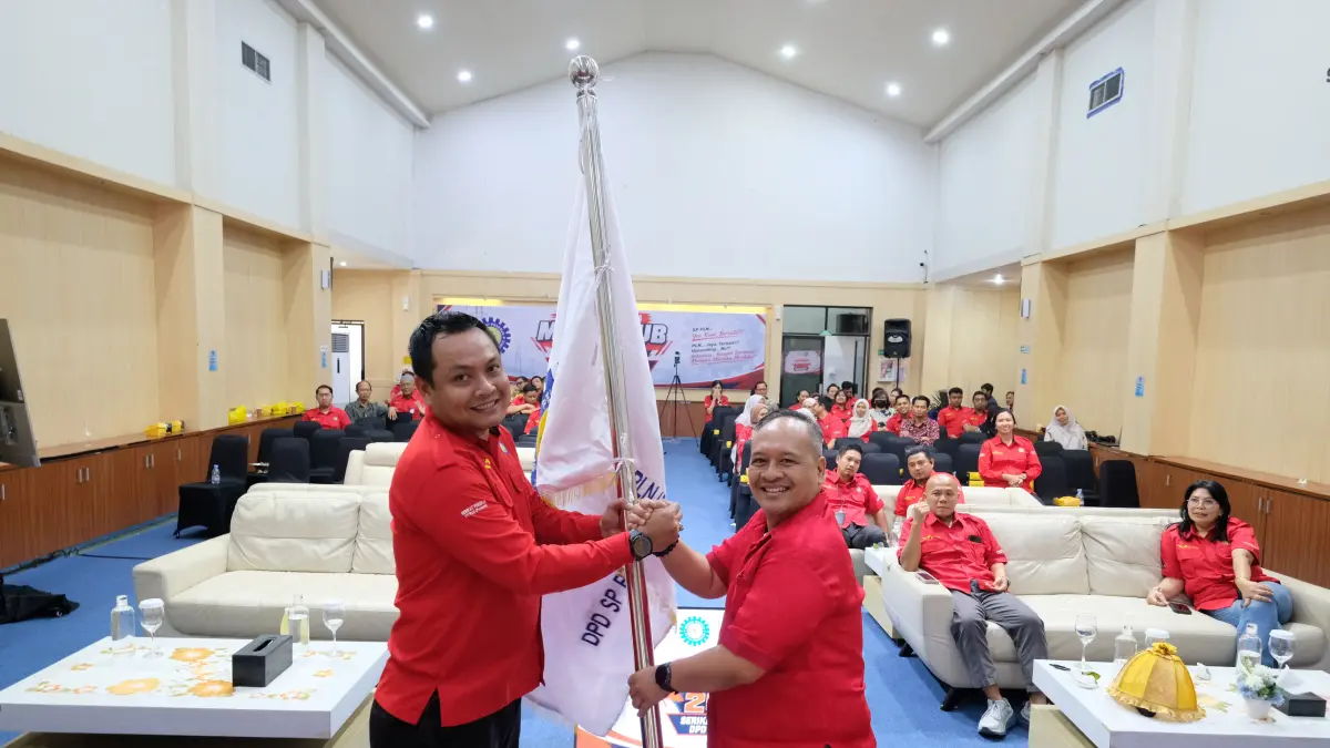 Ketua DPD SP PLN UIP Sulawesi terpilih, Syamsul Arifin (kiri), melakukan prosesi penyerahan pataka/bendera Serikat Pekerja oleh Perwakilan Ketua Umum Perwakilan Ketua Umum DPP SP PLN, Jimmy Ananda Aritonang (kanan) saat Musyawarah Daerah Luar Biasa (MUSDALUB) 2026 DPD SP PLN UIP Sulawesi di Makassar, Jumat (2/10/2026).