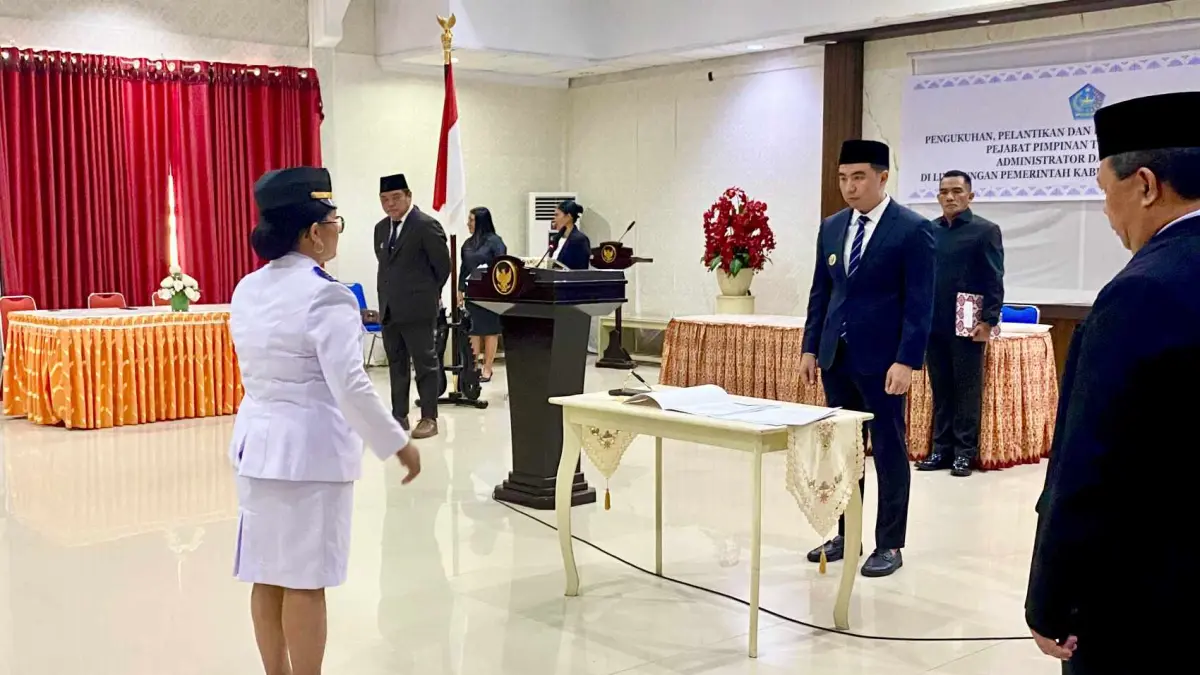 Bupati Sangihe Michael Thungari kembali melakukan rolling jabatan, Senin (5/10/26).