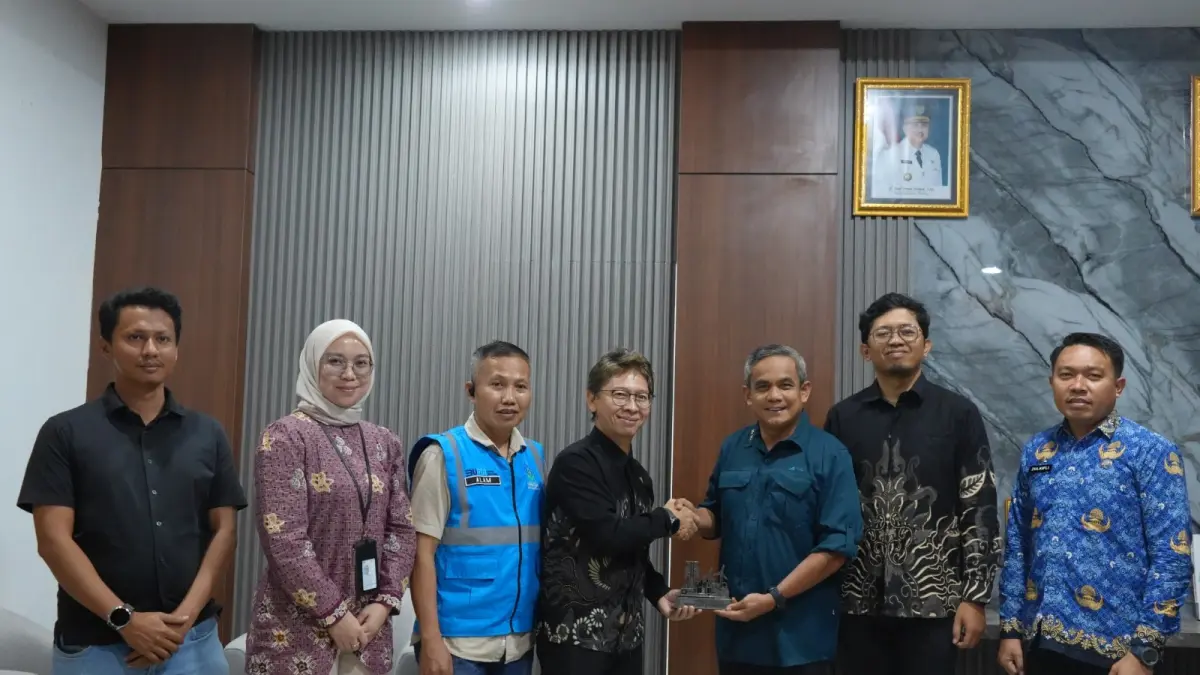 Manager PLN UPT Makassar, Kamran (tengah-kanan), menyerahkan cenderamata kepada Wakil Bupati Pinrang, Sudirman Bungi, (tengah-kiri) sebagai simbol penguatan sinergi antara PLN dan Pemerintah Kabupaten Pinrang dalam mendukung mitigasi karhutla, perlindungan infrastruktur ketenagalistrikan, dan keandalan penyaluran listrik kepada masyarakat. (PLN UIP3B Sulawesi for MP).