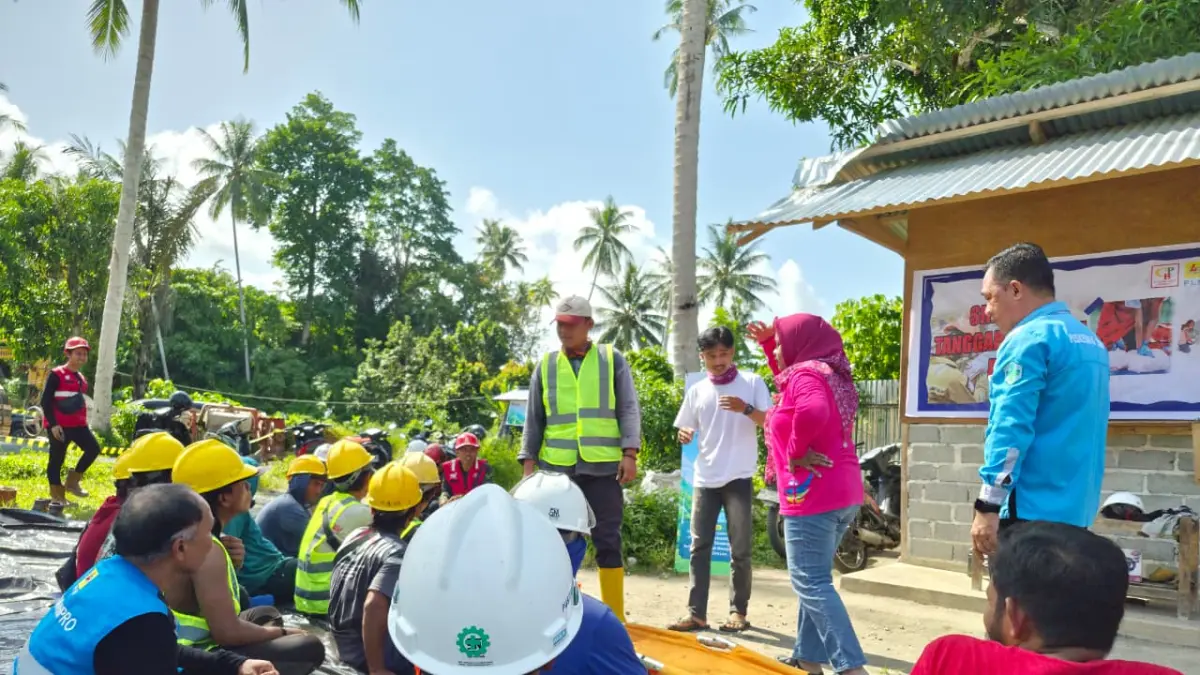 Tim K3LK PLN UPP Sulawesi Tengah memberikan penyegaran materi mengenai prosedur keselamatan kerja di ketinggian (working at height) dan penggunaan Alat Pelindung Diri (APD) kepada para pekerja proyek pembangunan SUTT 150 kV Palu 3–Tambu di Donggala, Sulawesi Tengah.
