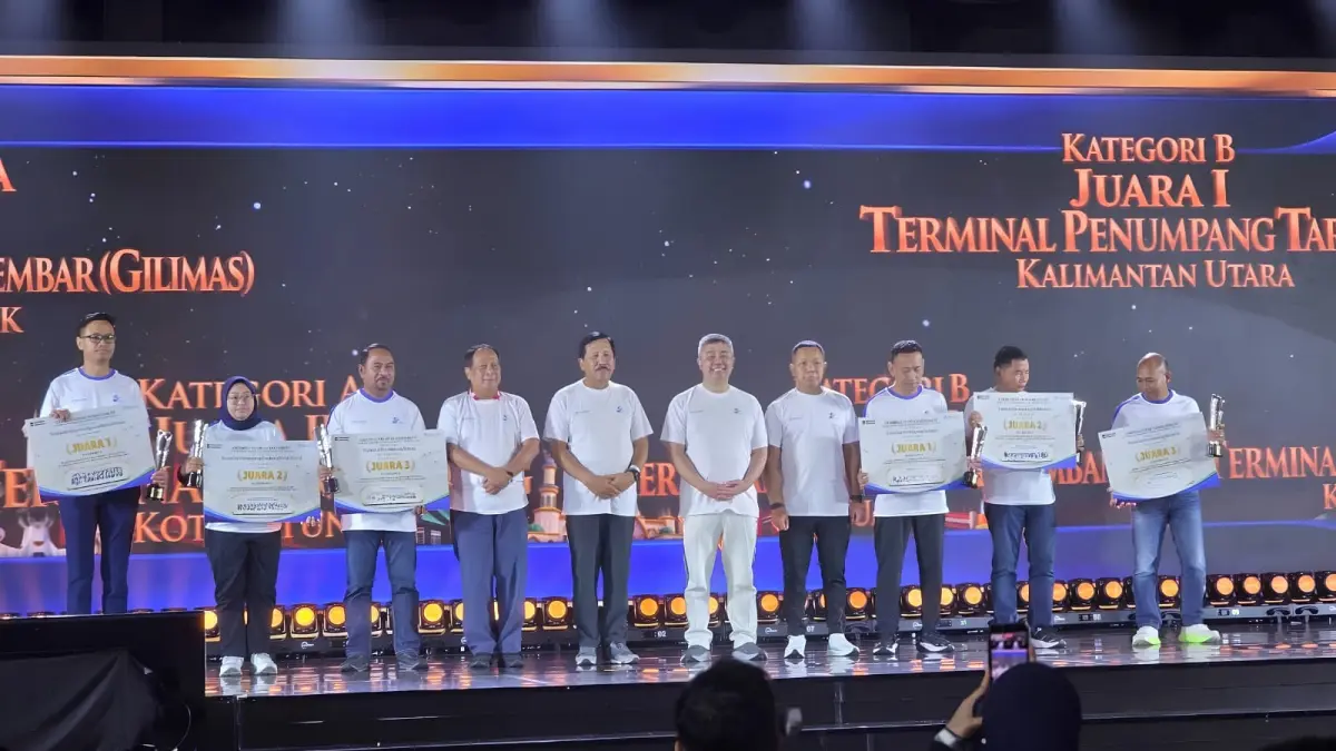 General Manager Pelindo Regional 4 Bitung James David Hukom (ketiga dari kiri) saat menerima penghargaan Juara 3 Kategori Kelas Utama (A) sebagai Terminal Penumpang Terbaik dalam ajang Passenger Terminal Excellence Competition (P-TEC) 2026.(Dok Istimewa)
