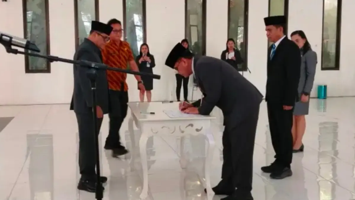 Plt Bupati Sitaro Heronimus Makainas saat melantik pejabat baru di lingkupnya.
