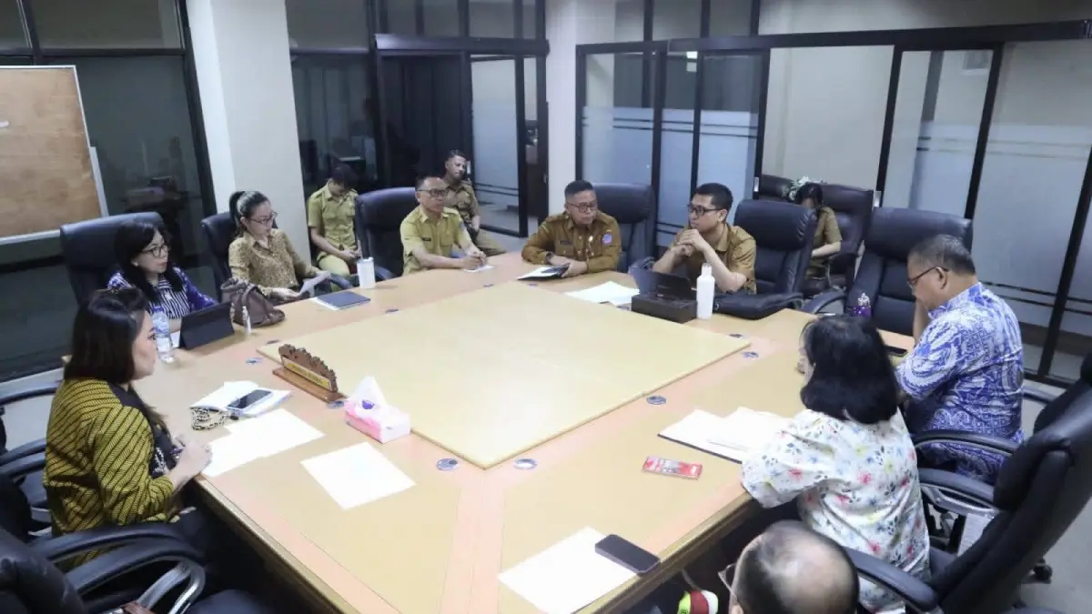 Rapat internal Bapemperda DPRD Sulut yang dipimpin Ketua Bapemperda DPRD Vionita Kuera didampingi Wakil Ketua Pierre Makisanti, dihadiri eksekutif.