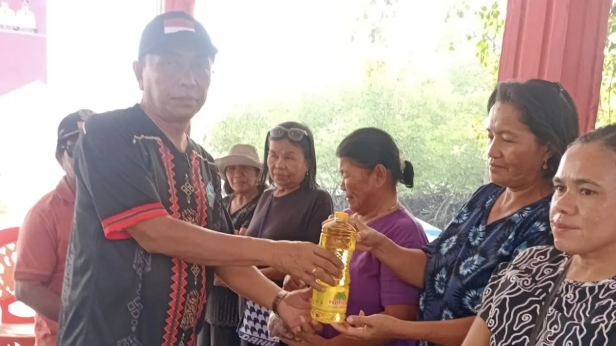 Pasar Murah-Kepala Dinas Perdagangan Minut Maximilian Tapada saat membuka secara simbolis pasar murah di Pulau terluar.