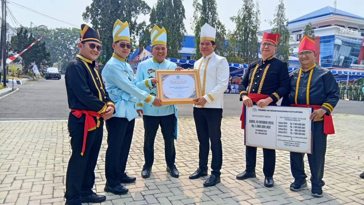 Wali Kota Hengky Honandar bersama Wakil Wali Kota Randito Maringka, didampingi Sekretaris Kota Bitung Ign Rudy Theno, menyerahkan sertifikat penghargaan kepada Direktur Alfred Salindeho didampingi Manajer Umum dan Keuangan Joubert Kussoy serta Manajer Teknik Joutje Sumampouw, di sela upacara bendera memperingati HUT ke-36 Kota Bitung.(Franky/MP)