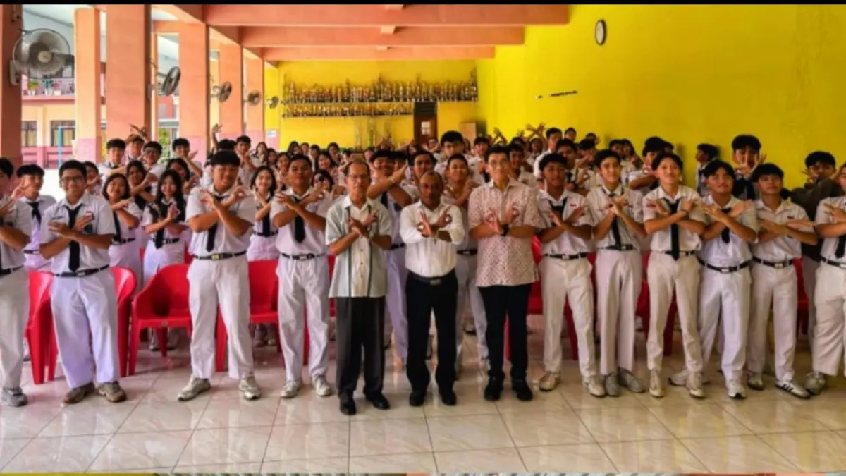 Foto bersama usai seminar “Mengajar dengan Hati” dan Testimoni Alumni yang digelar di SMA Frater Don Bosco Manado, Rabu (7/10/2026).
Foto: Fabian