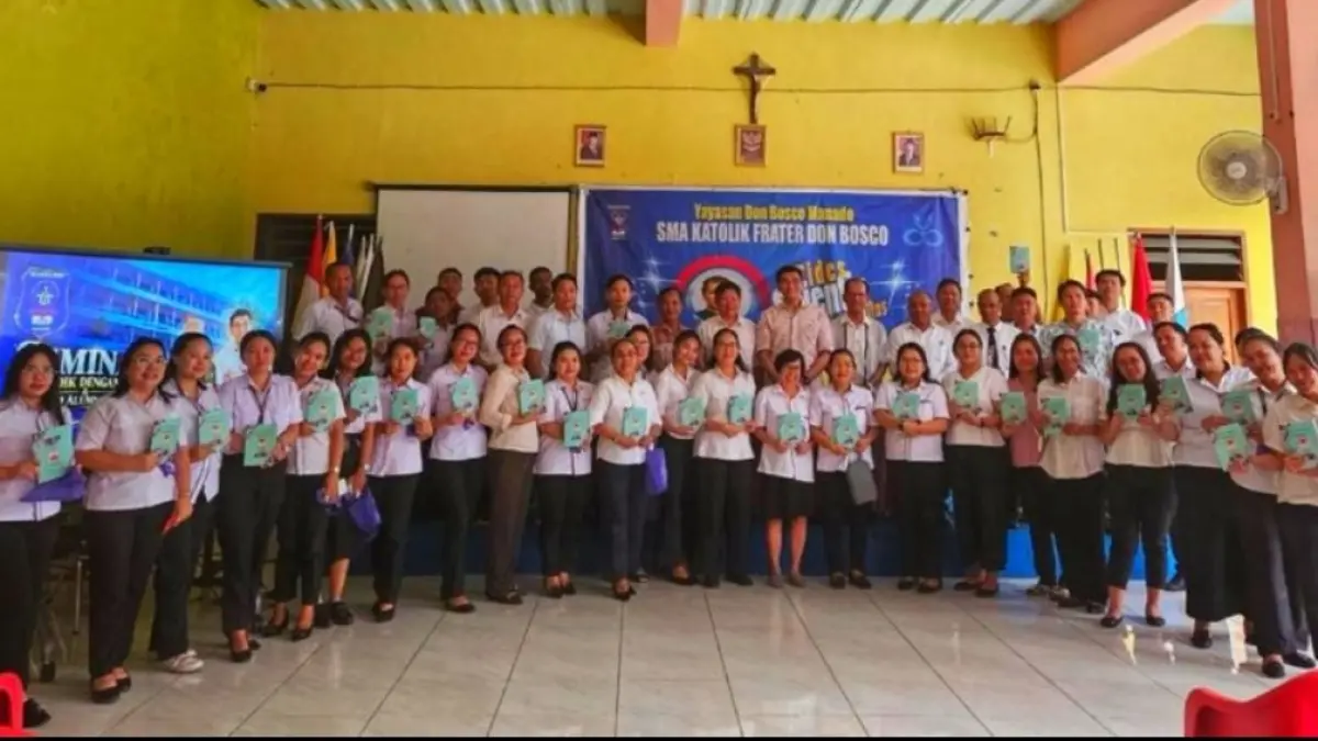 Foto bersama usai seminar “Mengajar dengan Hati” dan Testimoni Alumni yang digelar di SMA Frater Don Bosco Manado, Rabu (7/10/2026).
Foto: Fabian