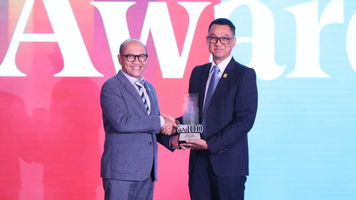 Managing Director Business 2 Danantara Asset Management, Setyanto Hantoro (kiri) saat memberikan penghargaan kepada PLN, yang diwakili Direktur Utama PLN, Darmawan Prasodjo (kanan) sebagai Sector Champion pada kategori Energy & Public Utilities pada ajang Danantara Indonesia CX100 Award 2026 yang diselenggarakan di Jakarta, Selasa (13/10).